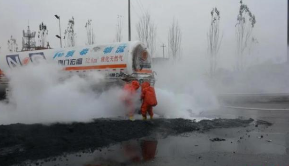 油罐車(chē)發(fā)生天然氣泄漏，救援專(zhuān)用便攜式可燃?xì)怏w檢測(cè)儀