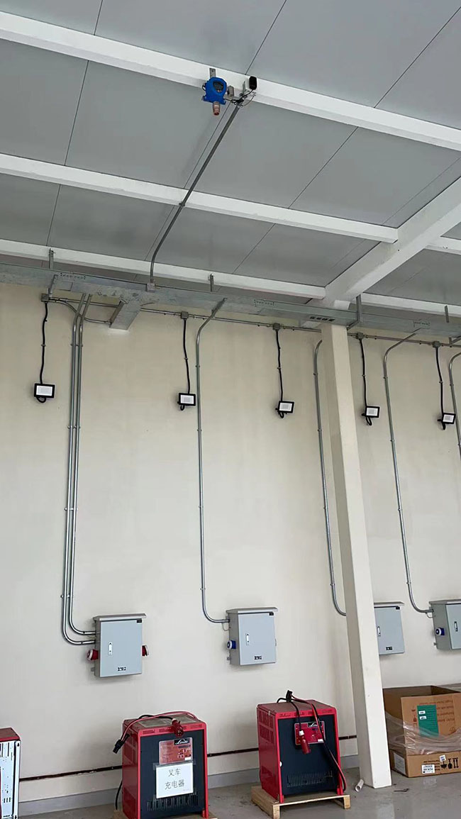 叉車充電樁氫氣報(bào)警器安裝現(xiàn)場(chǎng)